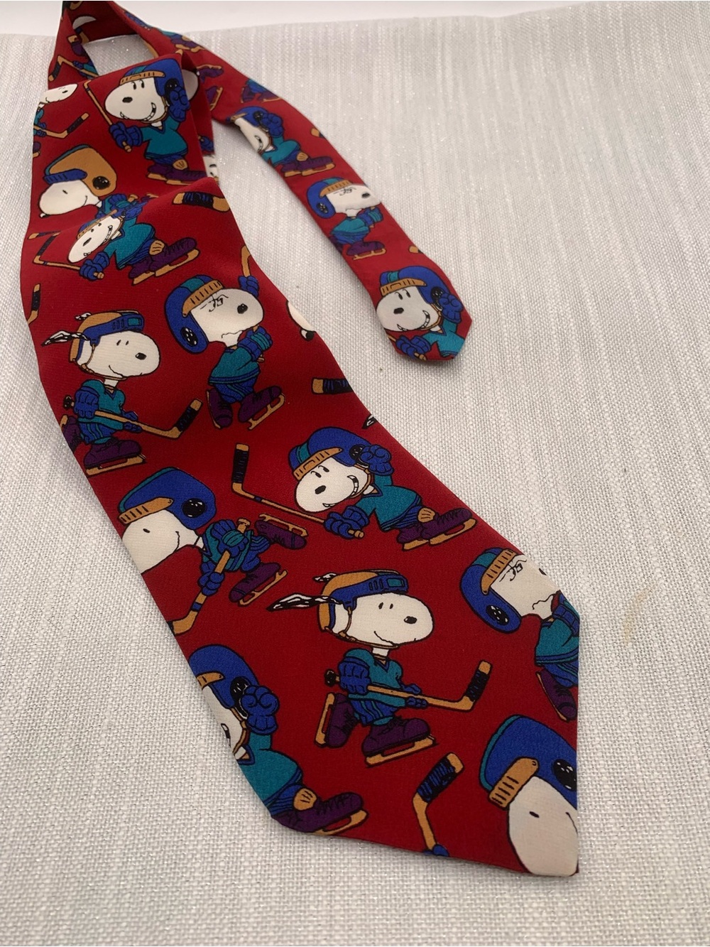 Peanuts Men’s necktie Snoopy playing Hockey 100% silk